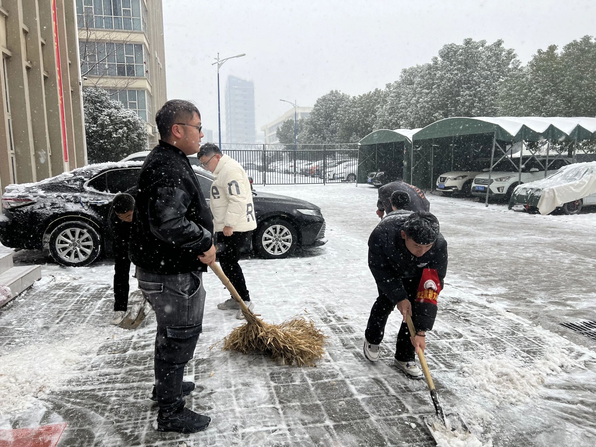 合肥高科经济技工学校开展清理积雪保障校园安全志愿服务活动