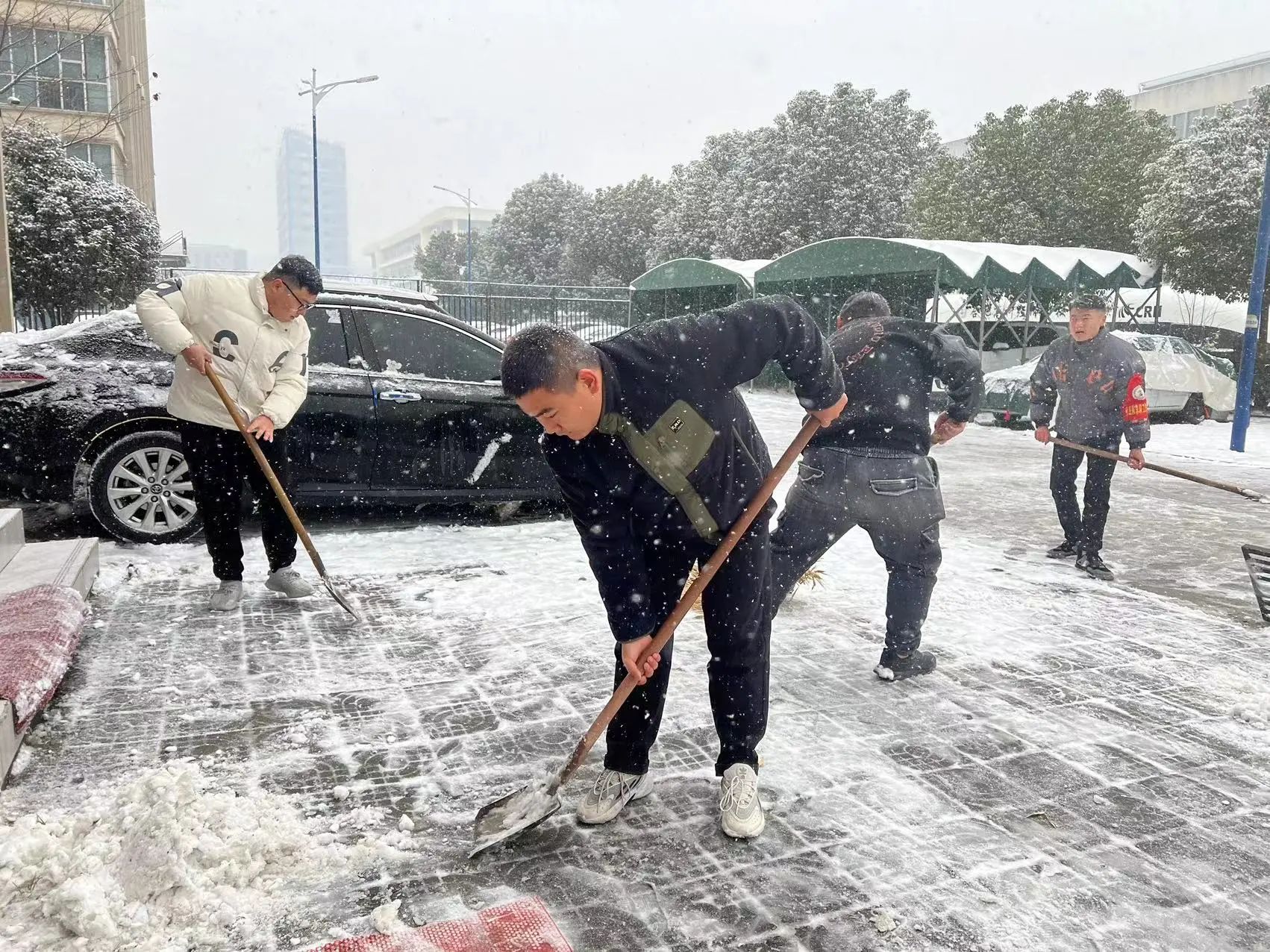 合肥高科经济技工学校开展清理积雪保障校园安全志愿服务活动