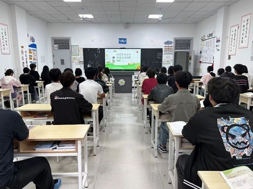 共筑无烟校园 守护青春健康 | 我校开展禁烟教育主题班会
