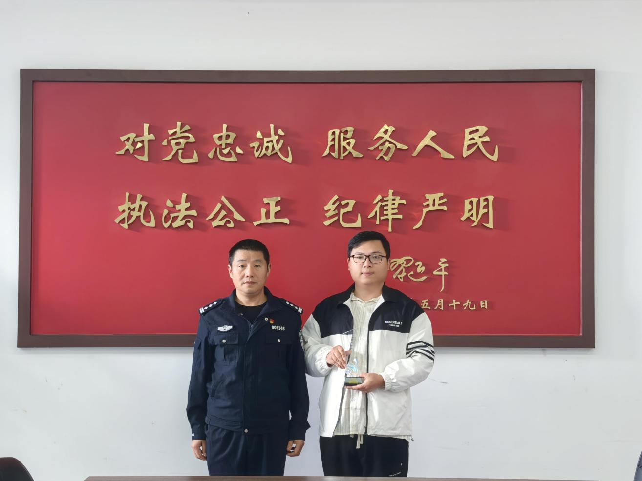 喜报！我校魏亮亮老师荣获新站区高教基地“优秀保卫干部”殊荣！