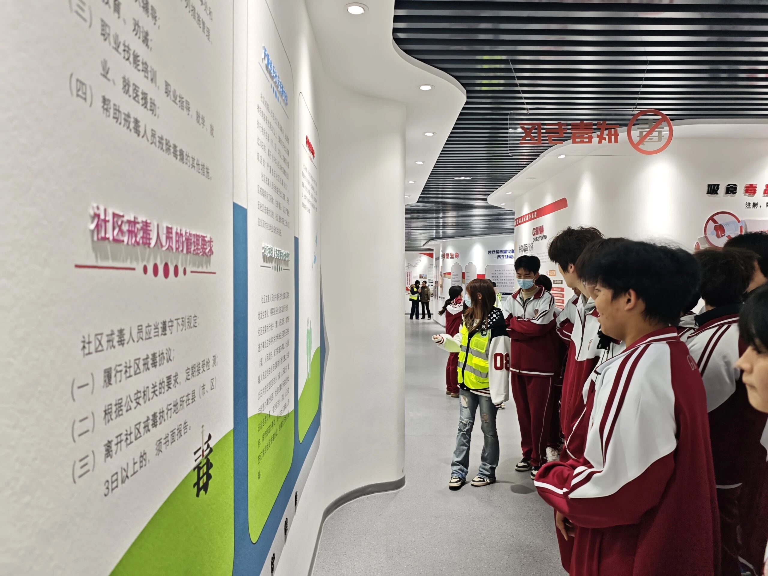 筑牢青春防线 守护无毒校园——我校组织学生参观新站高新区禁毒教育基地